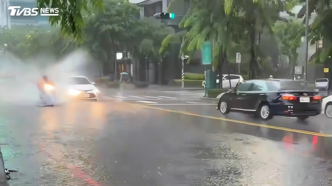二聖一路光華國中一帶,車輪帶起大片水花。(圖/TVBS)