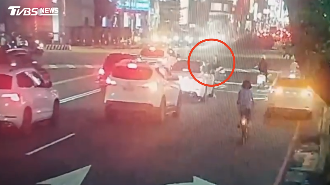 監視器拍下林女違規左轉,與轎車發生碰撞。(圖/TVBS)