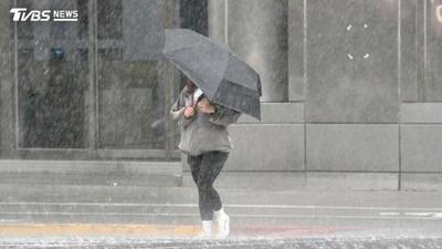 高雄「水淹半顆輪胎高」!涵洞急拉封鎖線 施工護欄漂上街