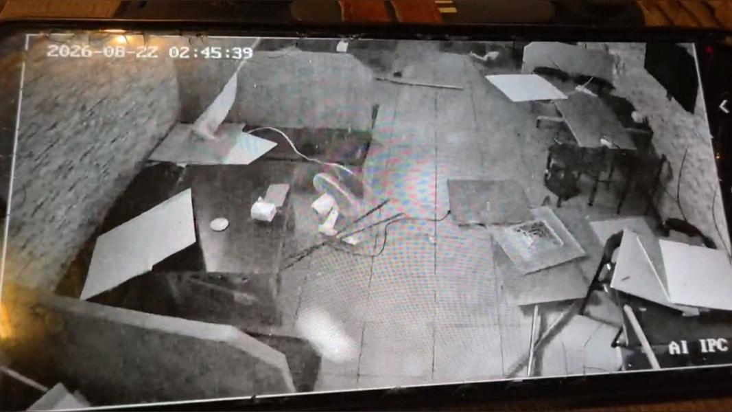 附近一間餐飲店在爆炸後,天花板、燈具及電扇全數掉落一地。(圖/民眾提供)