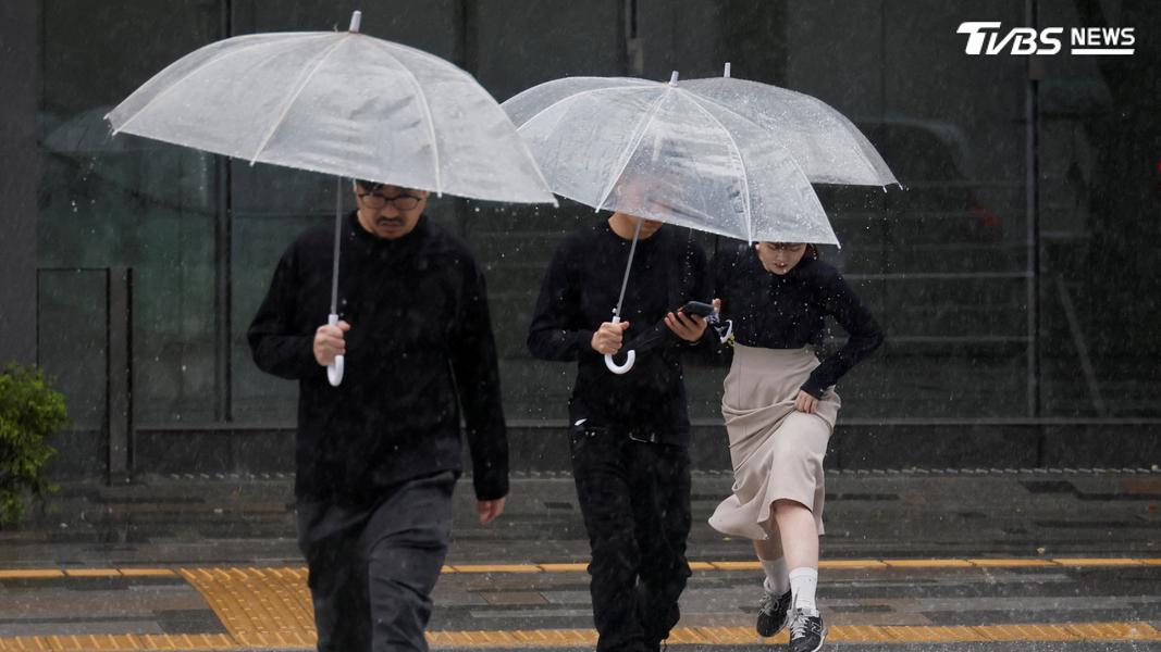 日本埼玉縣21日下午遭猛烈暴雨突襲,多處道路嚴重淹水。(圖/路透社)