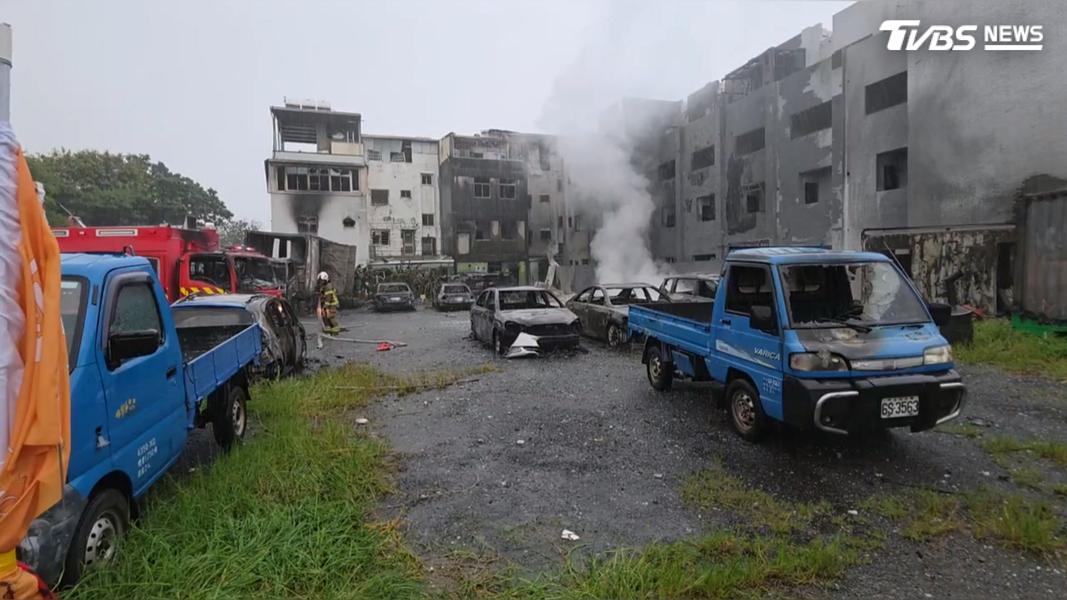這場爆炸共造成11部私家車受損,消防單位則有8部消防車、1部救護車及2部災情勘查車毀壞(圖/TVBS)