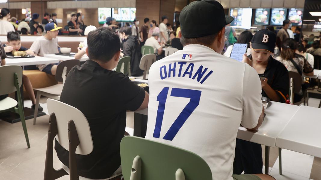 SOGO大巨蛋試營運日,也有晚間要觀賽的球迷也提早到店逛逛。(圖/華子琛攝)