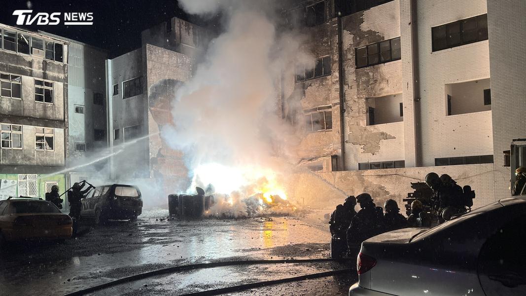 此次爆炸事故讓3名警消受傷送醫。(圖/TVBS)