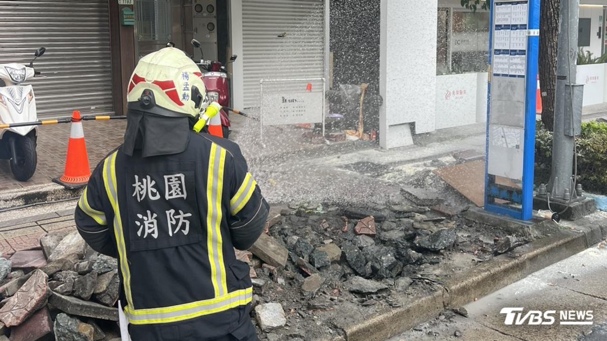 快訊/疑施工挖破管線!桃園公車站旁瓦斯氣爆 48歲男二度燙傷