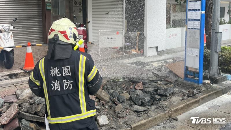 快訊/疑施工挖破管線!桃園公車站旁瓦斯氣爆 48歲男二度燙傷