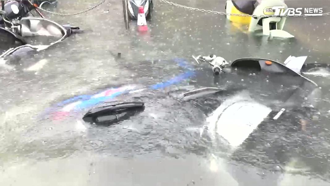 暴雨狂襲台南累積200mm!永康仁德成汪洋 機車海東倒西歪(圖/TVBS)