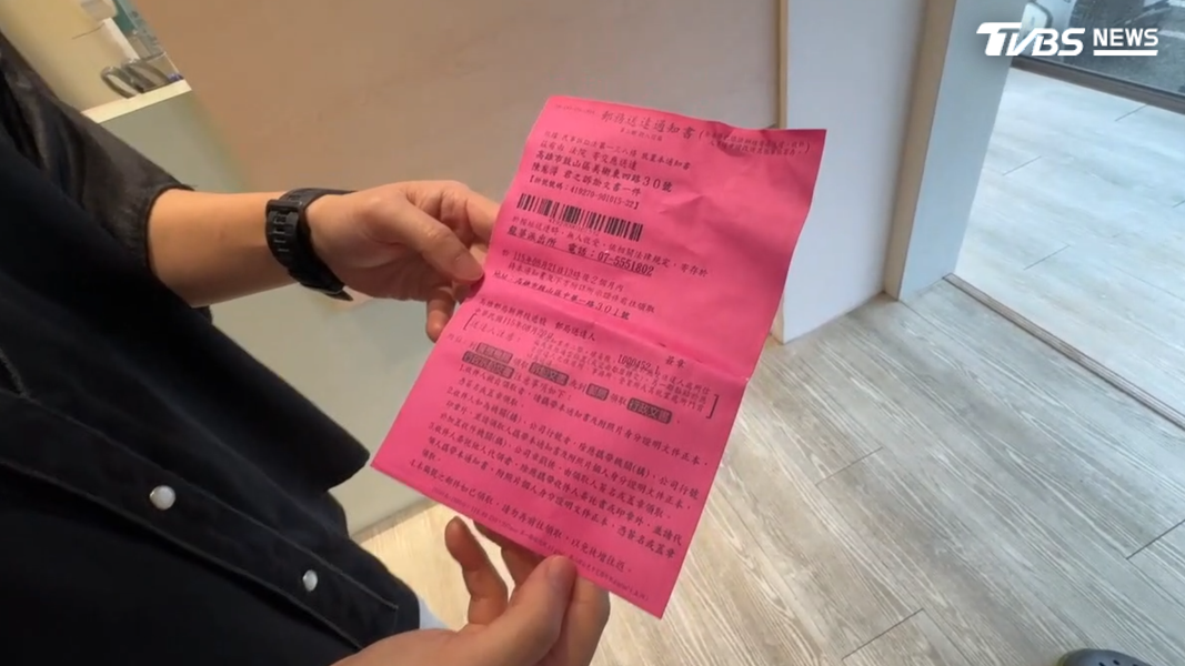 該美髮店業者透露,過去幾年經常收到前租客的法院傳票與民事訴訟通知。(圖/TVBS)