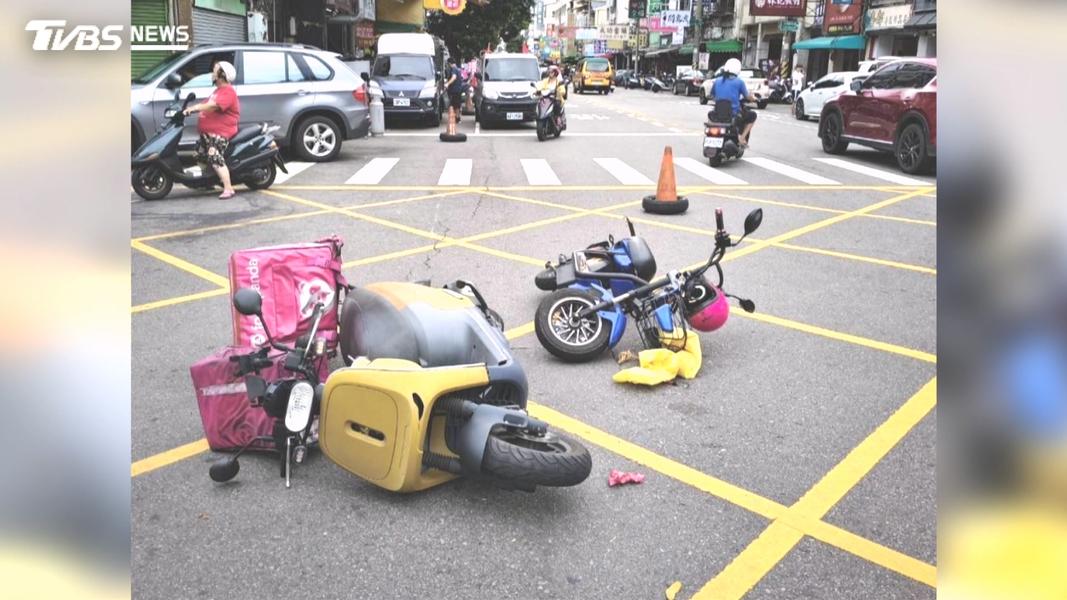 黃衣女騎士拐彎從兩車之間鑽出,撞上直行的外送員(圖/TVBS)