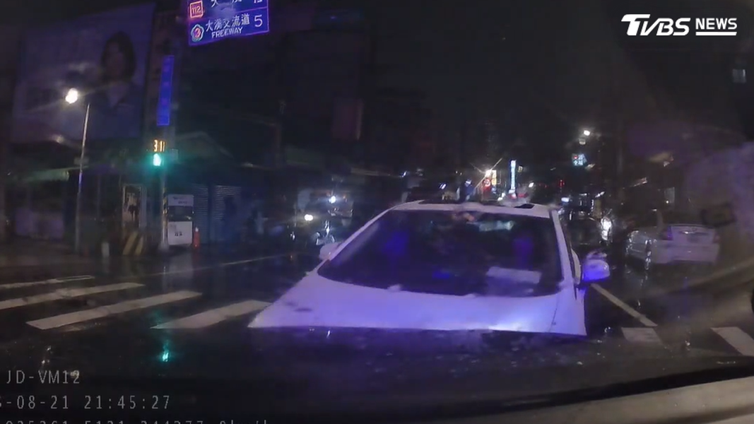逆向撞警車,男毒駕遭壓制,車內搜毒煙彈。(圖/TVBS)