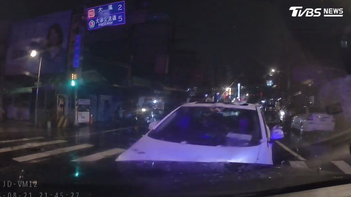 逆向撞警車!男毒駕遭壓制 車內搜毒煙彈