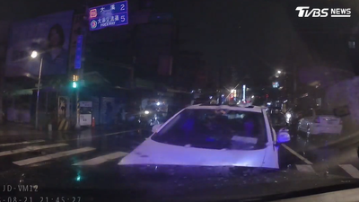 白車逆向衝撞警車!駕駛「眼神渙散」搜出毒品 當場被壓制逮捕