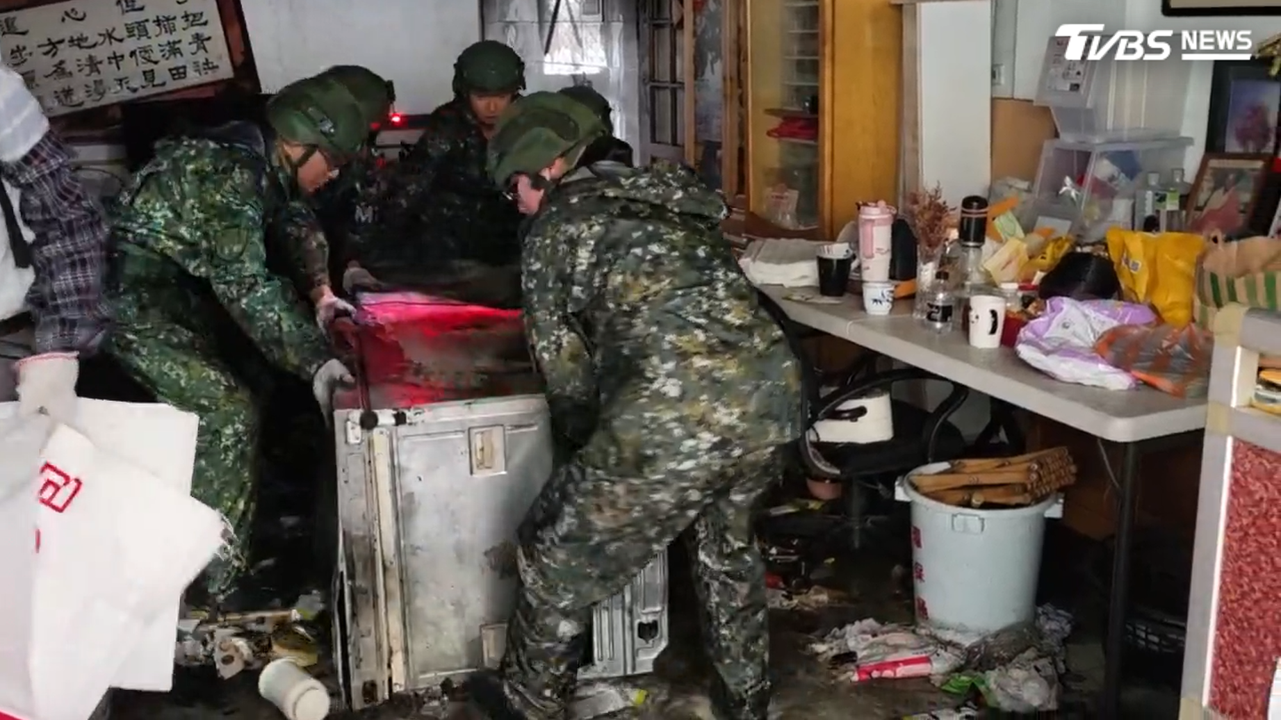 這起爆炸造成近70戶民宅受影響,其中11戶損害最為嚴重,已啟動緊急安置,國軍也加入救災(圖/TVBS)