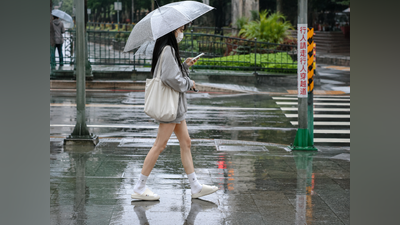 下暴雨堅持「拖鞋+襪子」出門?網曝1原因:寧願襪子濕