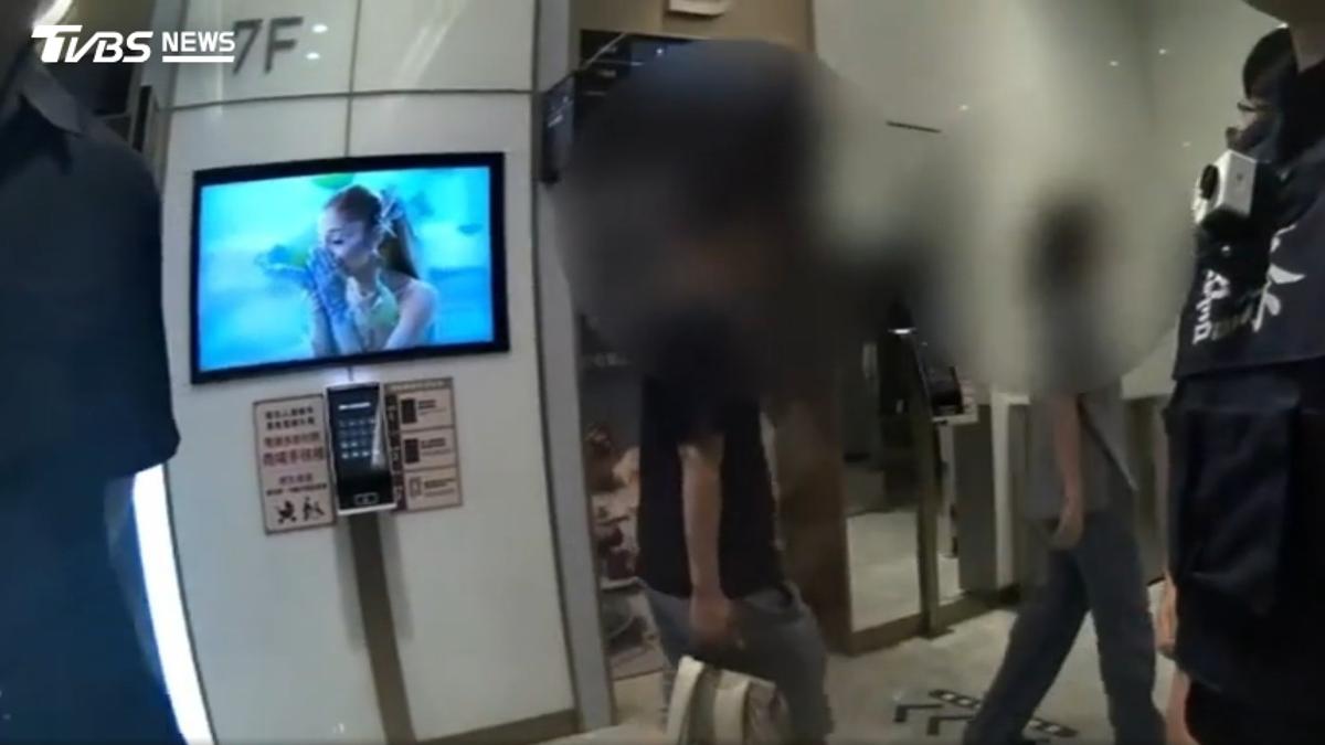 還有空位!女坐下遭控搶位 美食街內被踹椅
