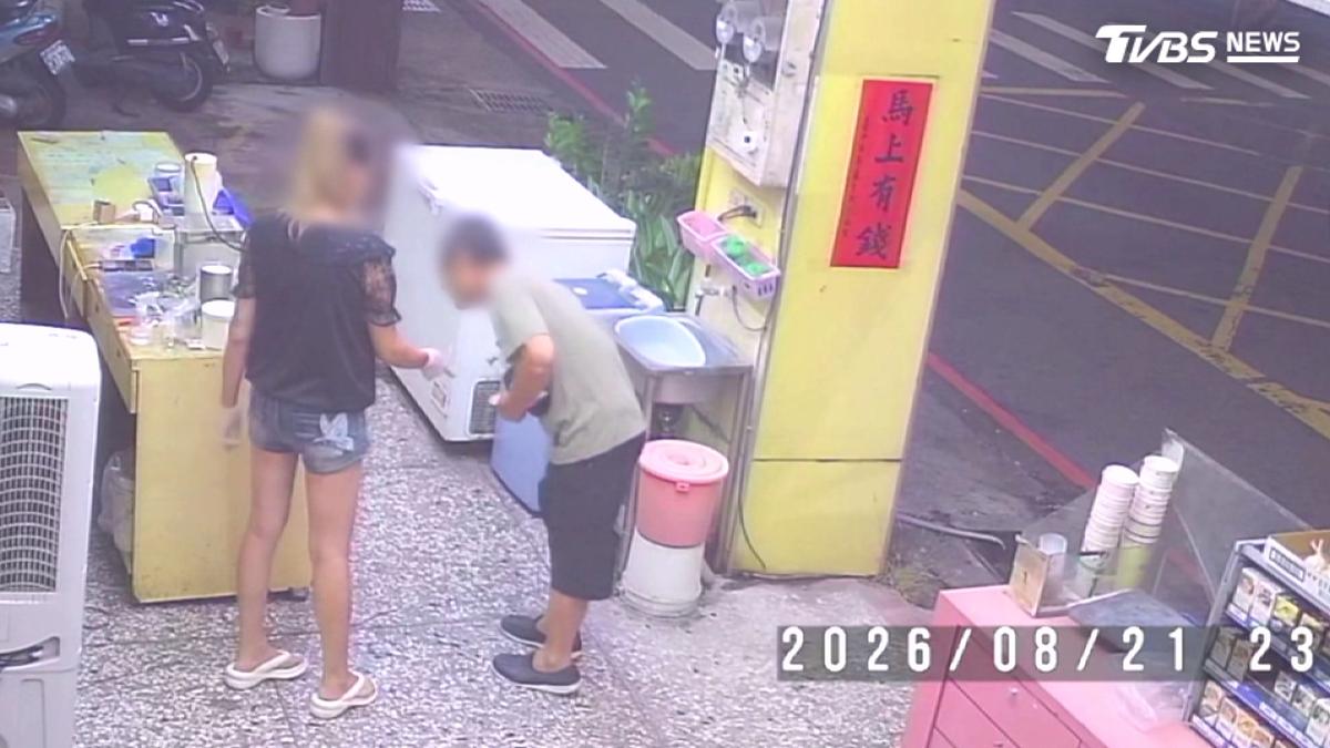 趁店員取貨秒伸手!男抓零錢盤被喝斥 假還錢「口袋藏一把」溜了