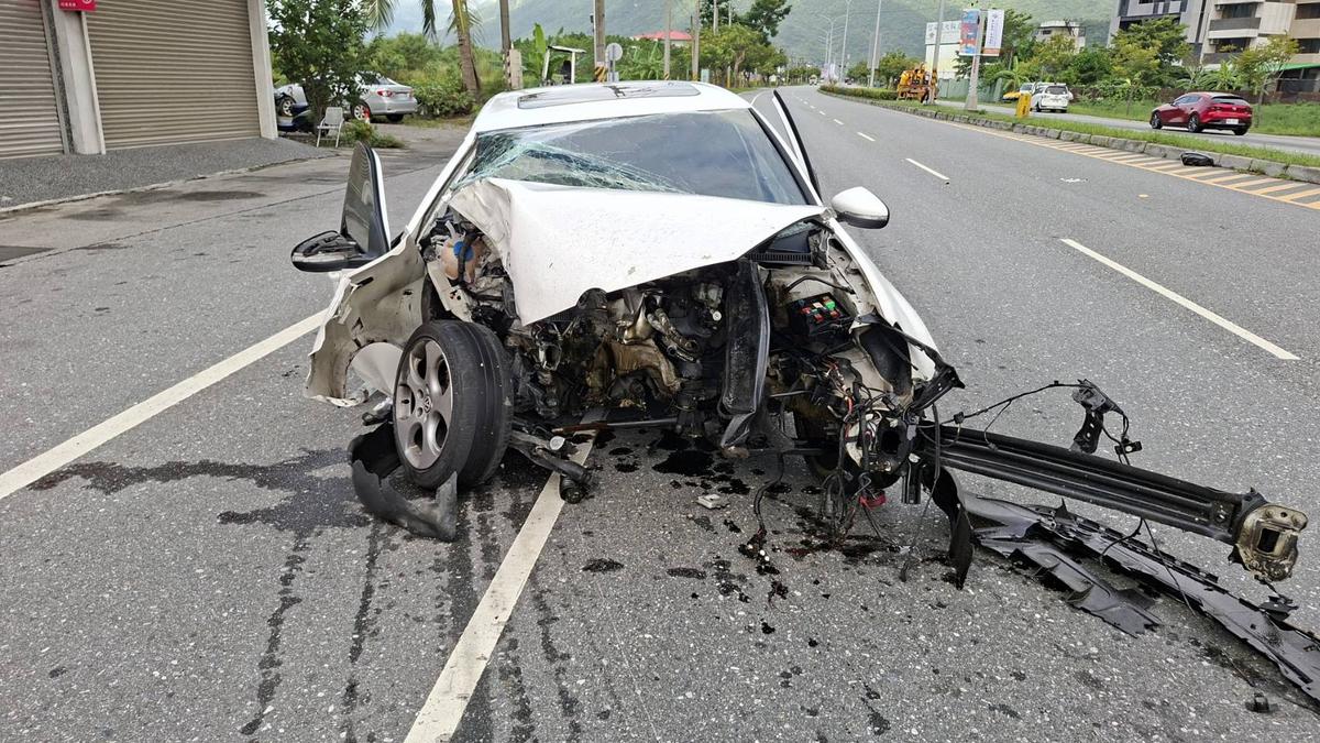 花蓮28歲男酒駕自撞!車頭全毀「引擎噴飛」 酒測0.41送法辦