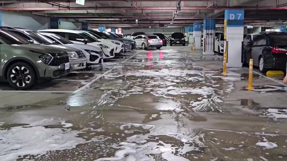 顧客停車場撞消防管線 賣場變「白色泡泡海」