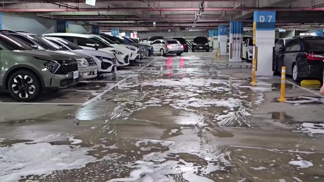 停車場突遭泡沫淹沒。(圖/TVBS)(圖/TVBS)