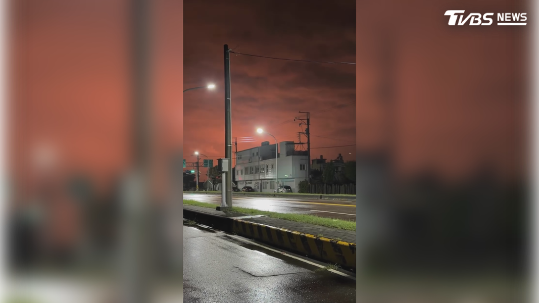 距離再拉遠至12公里外的新化,天空也被照亮,黑夜瞬間變成橘紅色(圖/翻攝Threads_wu.julie_)