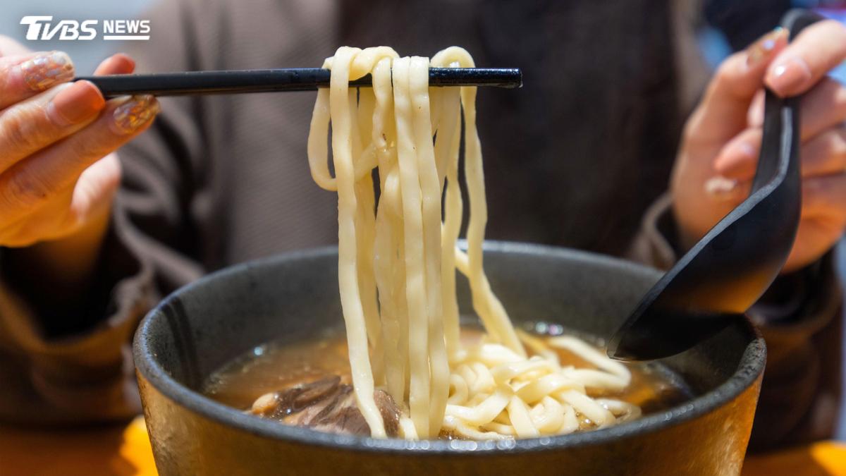 Joeman牛肉麵引議!他見「女友半夜煮麵」超感動 網:情況差很多