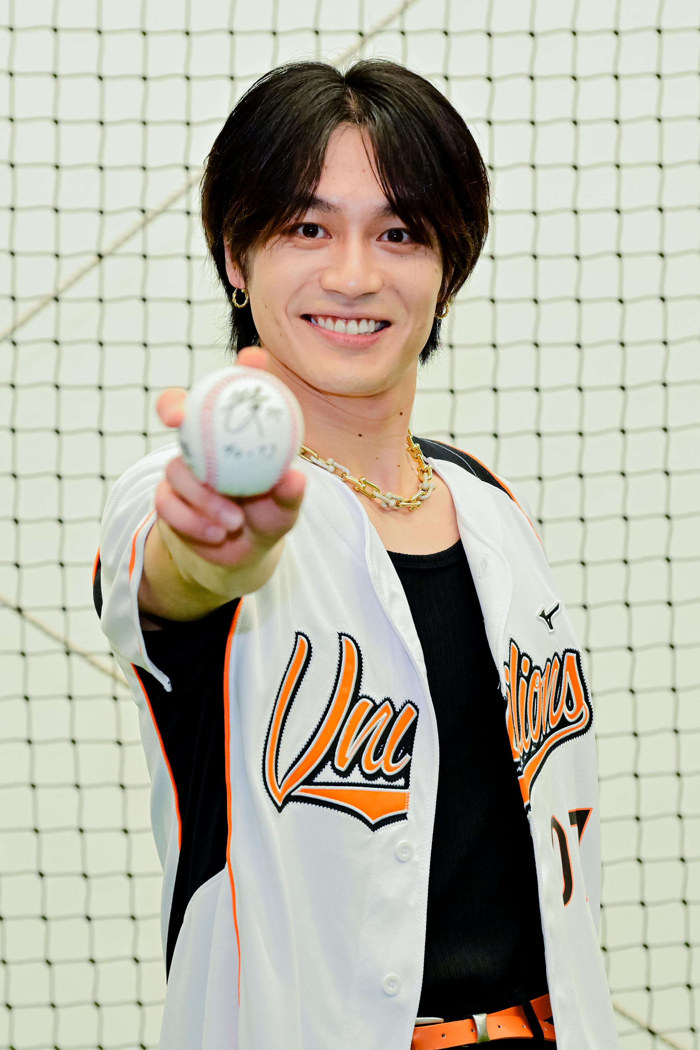 松田元太收到簽名球,簡直樂翻。(圖/統一獅球團提供)
