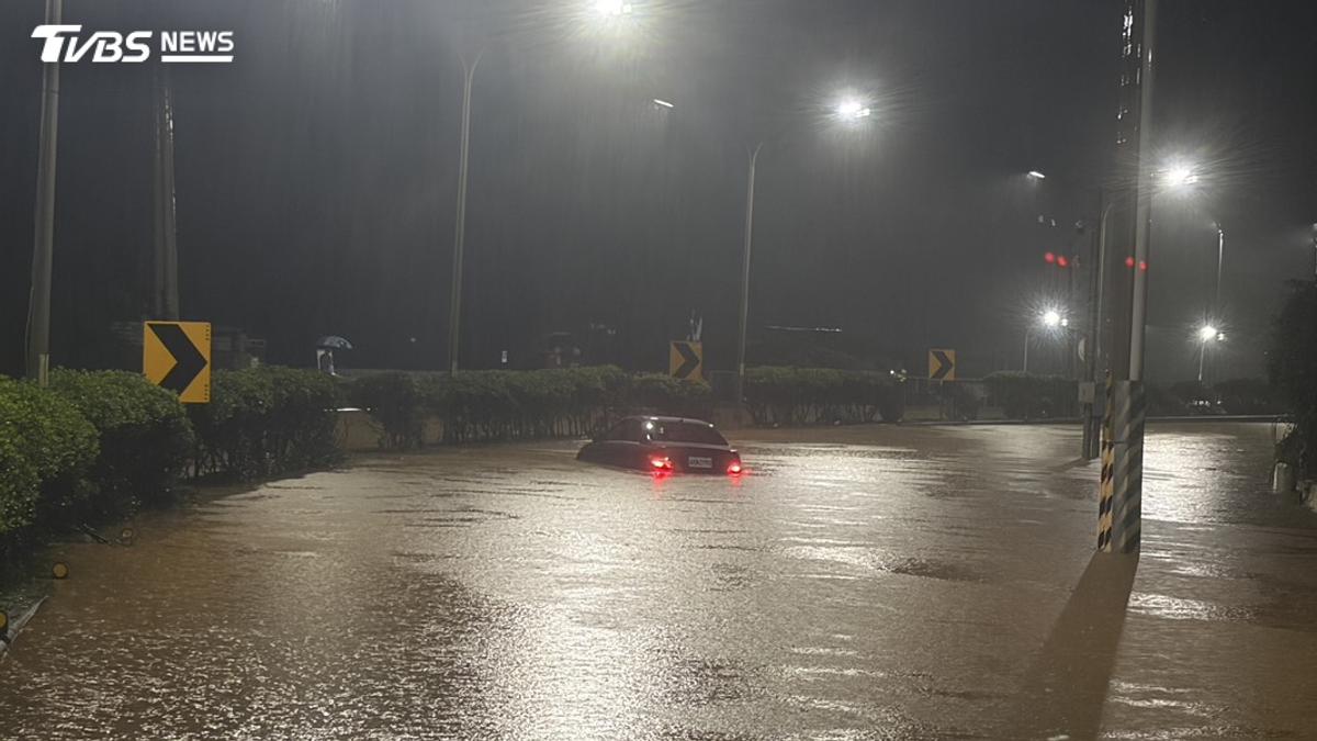 大雨強襲!新北石門台2線成汪洋 賓士車險被大水吞沒