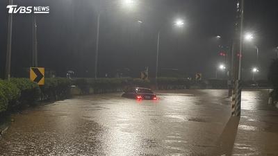 大雨強襲!新北石門台2線成汪洋 賓士車險被大水吞沒