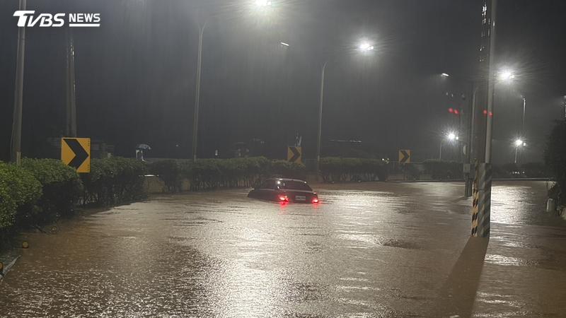 大雨強襲!新北石門台2線成汪洋 賓士車險被大水吞沒