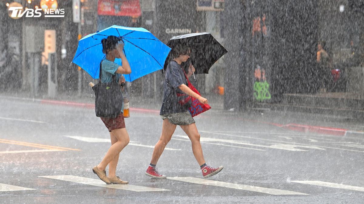 明放豪雨假?「4縣市」雨量達停班課標準 恐上看400毫米