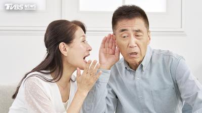 別人講話像含滷蛋?醫揭「3種聽力損失」 把握72小時黃金期