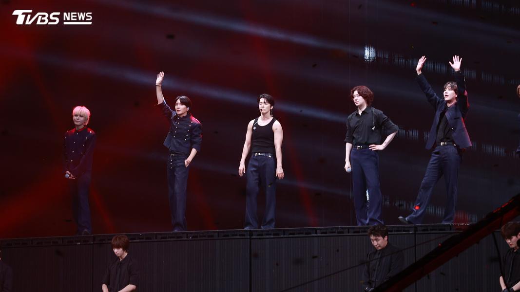 Super Junior今晚帶來6首演出,相當考驗大齡偶像的體力。(圖/黃城碩攝)
