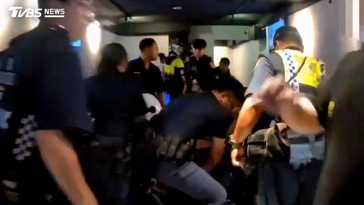 淡水卡拉OK深夜鬥毆 18名快打警壓制氣焰
