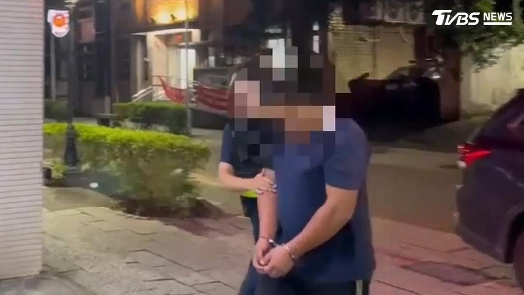 經警方查證身分後發現,涉嫌打人的33歲李姓男子因洗錢罪嫌遭台中地方法院發布通緝在案。(圖/TVBS)