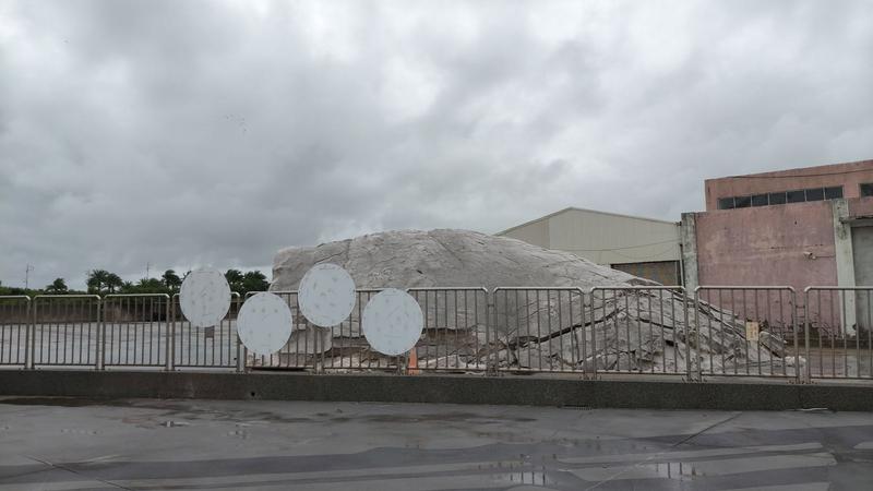 豪雨狂炸!布袋鹽山「半片溶化消失」 網哀號:嚴重失鹽