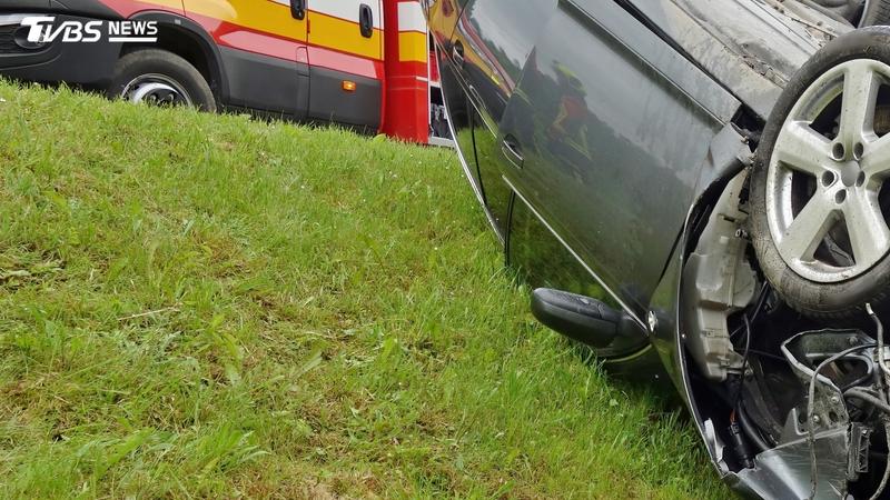 英國道7死車禍!轎車逆向飆撞警車 2警當場身亡「車內5人也全死」