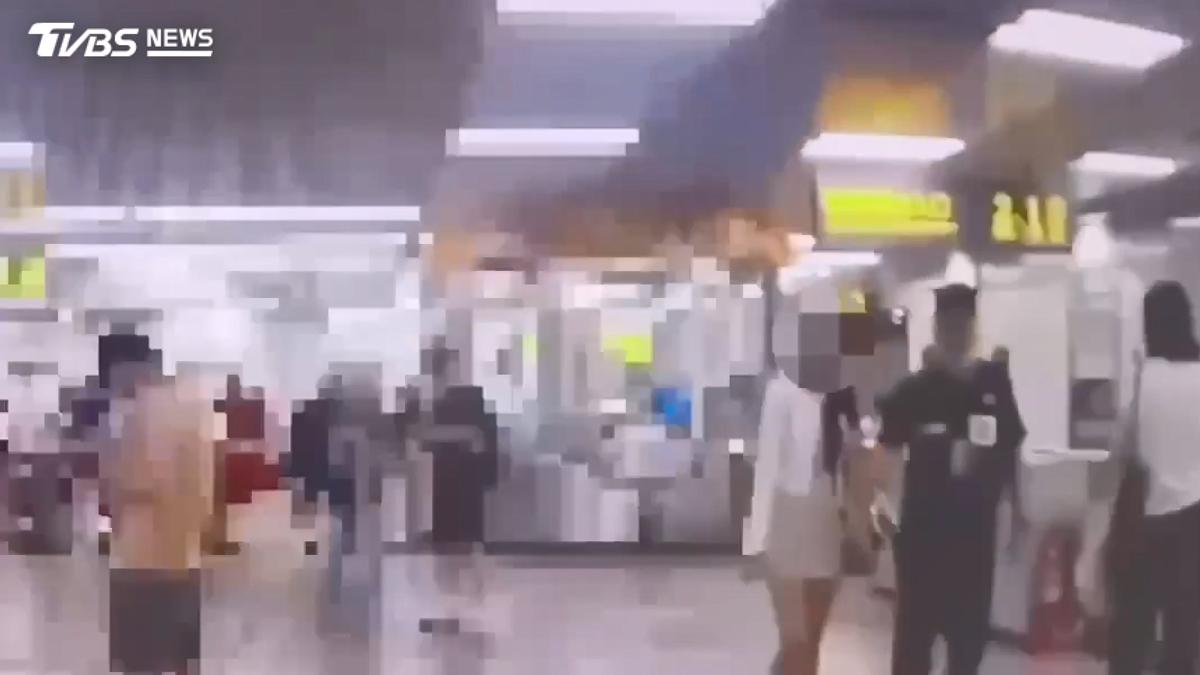北捷正妹vs.阿姨互扁!她玩手機碰頸 遭搧巴掌「嘴角流血」怒回擊