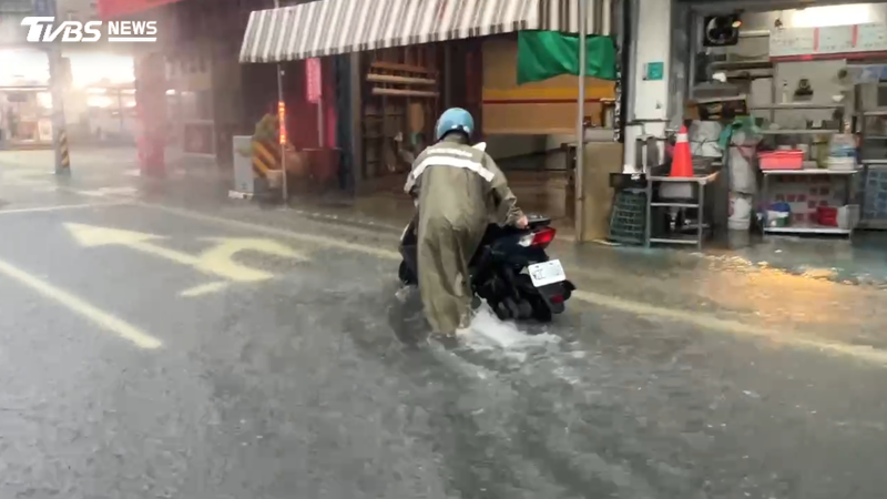 天氣/短延時強降雨開炸!5縣市大雨特報下到晚上 慎防雷擊