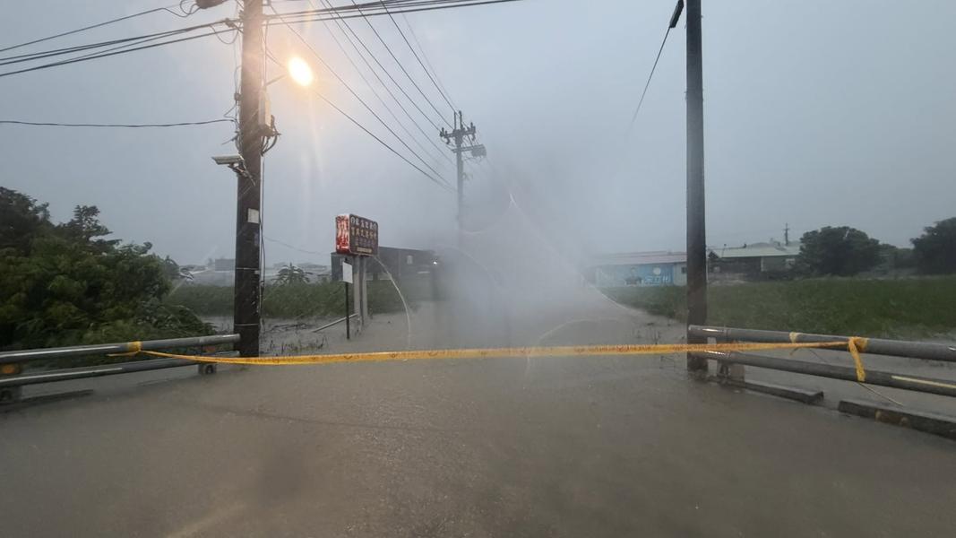 已有部分道路被封鎖。(圖/翻攝自永安區公所)