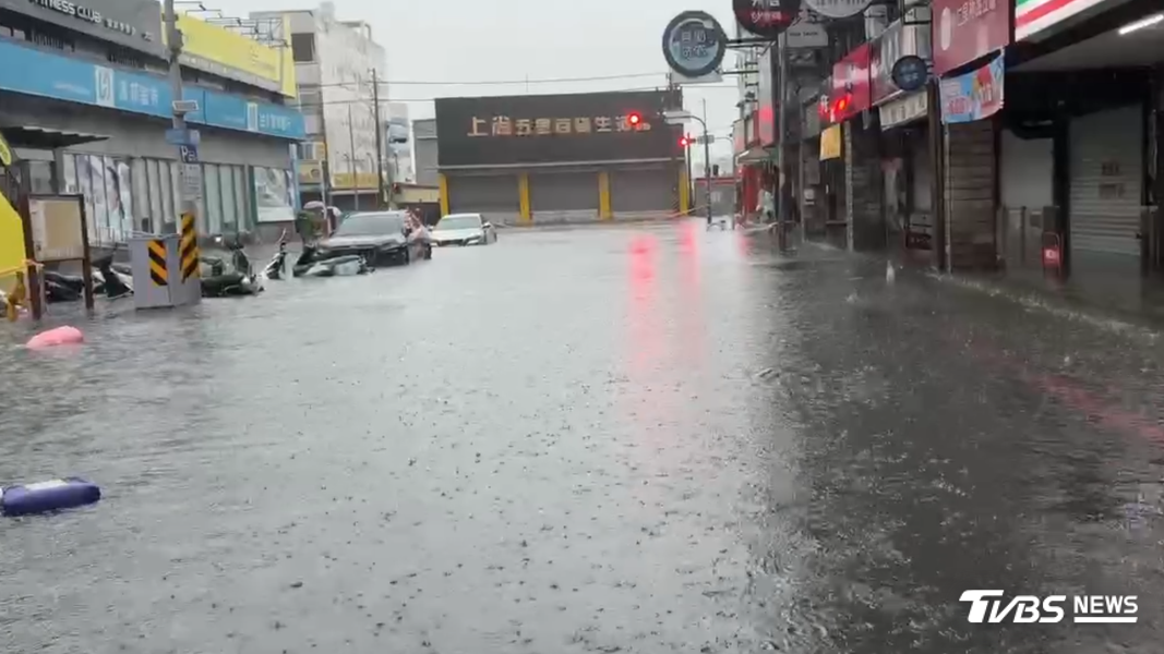 永康大仁街嚴重淹水,水深已超過轎車保險桿。(圖/TVBS)