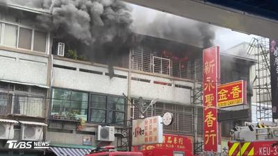 快訊/台中市金紙店火災!火舌猛烈濃煙竄天 延燒鄰宅
