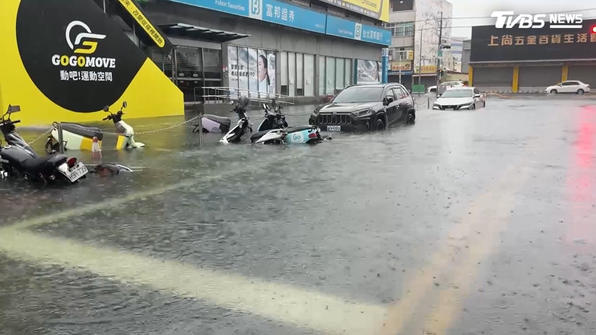永康仁德再淹! 機車泡水、汽車拋錨