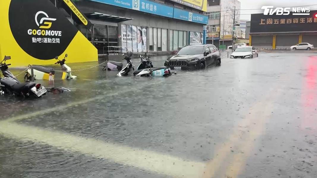 永康區大仁街經過連日大雨沖刷,積水深度較前日更高,路邊的車輛浸泡在水裡。(圖/TVBS)