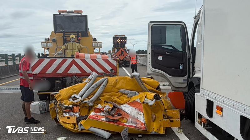 苗栗台61線施工遭大貨車猛撞! 緩撞車扭曲變一堆廢鐵