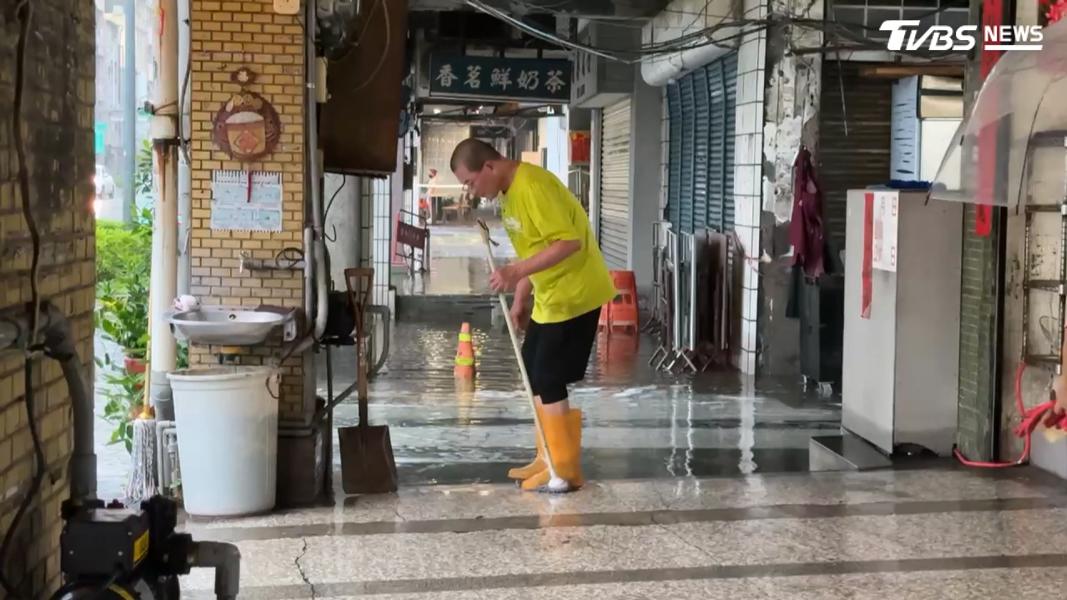 當地知名鴨肉老店也難逃淹水命運,水灌進店內。(圖/TVBS)
