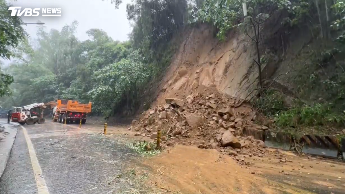 高雄豪雨釀災!義大世界山路連2處土石崩落 雙向車道封閉