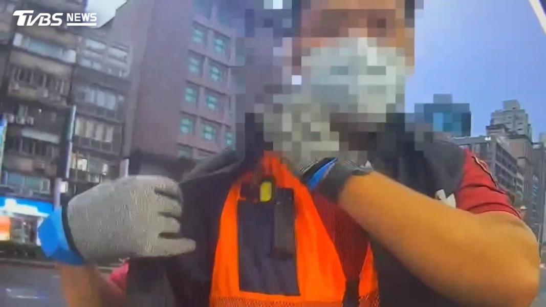 消防人員向警方說明傷者狀況。(圖/TVBS)
