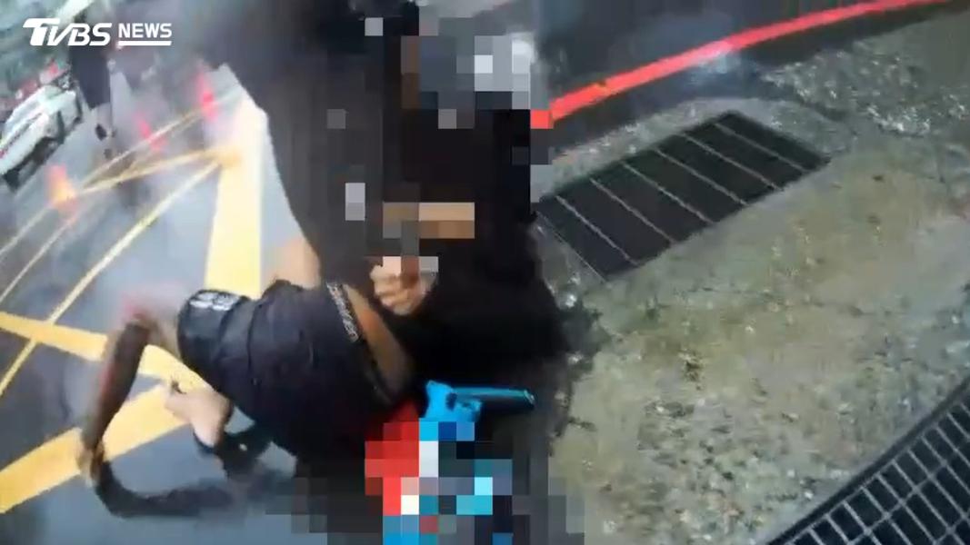 嫌犯遭員警壓制逮捕。(圖/TVBS)