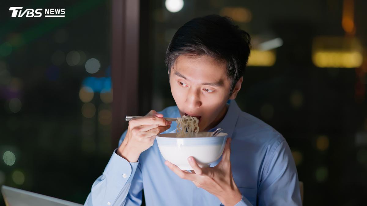 半夜胃痛「靠吃宵夜緩解」!醫一照胃鏡驚:潰瘍已找上門