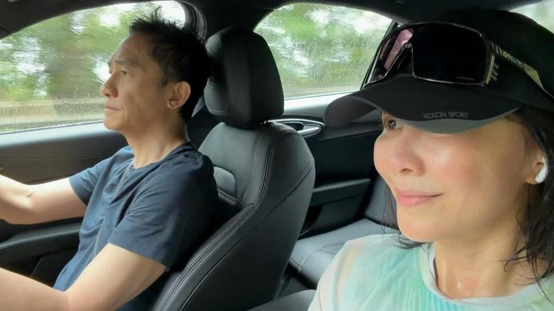 劉嘉玲曬「梁朝偉副駕視角」放閃! 吸8萬人朝聖:留友看開車的偉仔
